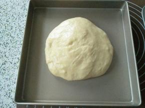 整理一下，放入方盘中，尽量按扁，盖上保鲜膜，放入冰箱冷藏发酵