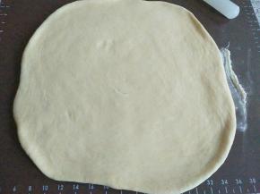 用擀面杖擀开排气，再结合手揉