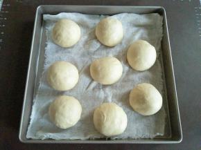 分成8等份，分别揉圆放入盘中，继续放入冰箱冷藏松弛25分钟