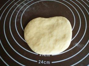 松弛结束，取一个小面团拍打排气，再擀压