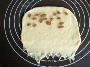 在面饼的上方撒上葡萄干