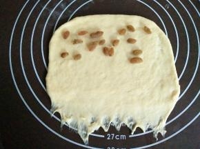 在面饼的上方撒上葡萄干