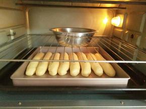 放入烤箱，再放入一碗水，调发酵功能60度，烤箱内温度不超过35度，温度75%