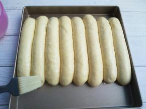 给面包刷上一层纯牛奶