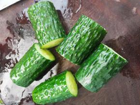 青瓜洗净切成约6~7cm一段。