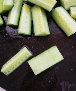 削去瓜囊，再一分为二。