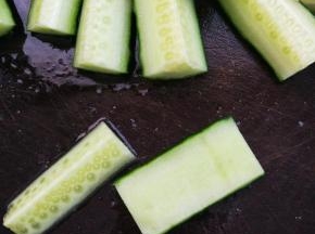 削去瓜囊，再一分为二。