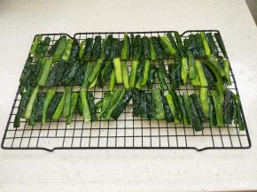 取出放晾网上放阳台风干，也可以用风干机。