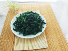 我是发阳台晾的，我用水洗了，再挤干水份，装盘备用。