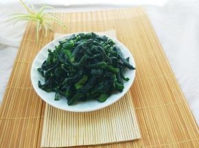我是发阳台晾的，我用水洗了，再挤干水份，装盘备用。