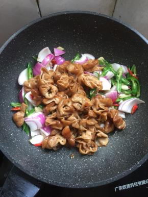 放入肥肠翻炒均匀。