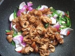 放入肥肠翻炒均匀。