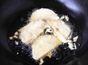 放入4个茄盒，中火炸制。