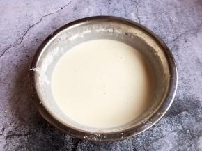 放入适量的水，调成面糊，静置20分钟备用。