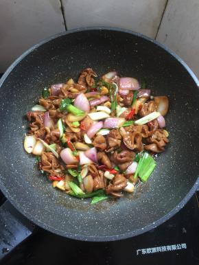 起锅前加入葱段和鸡精调味即可。