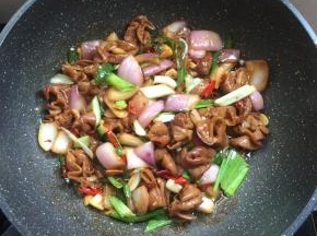 起锅前加入葱段和鸡精调味即可。