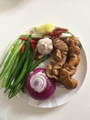 准备好所需的食材：
卤熟的肥肠300克，洋葱1个，大葱2颗，红尖椒6个，青尖椒6个，干辣椒6个，蒜瓣1个，生姜1块。
