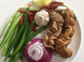 准备好所需的食材：
卤熟的肥肠300克，洋葱1个，大葱2颗，红尖椒6个，青尖椒6个，干辣椒6个，蒜瓣1个，生姜1块。