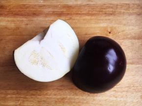 将茄子一切为二。