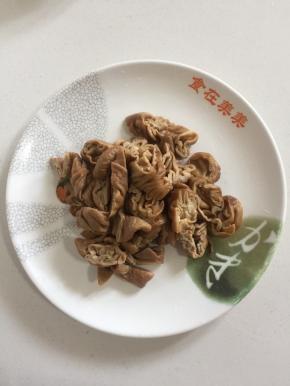 卤熟的肥肠切成段备用。（也可以切成自己喜欢的形状。）