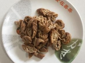 卤熟的肥肠切成段备用。（也可以切成自己喜欢的形状。）