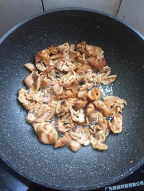 麦饭石不粘锅烧热倒入少许油，放入肥肠翻炒，把里面的油脂煸出来，盛出备用。