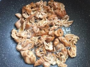 麦饭石不粘锅烧热倒入少许油，放入肥肠翻炒，把里面的油脂煸出来，盛出备用。