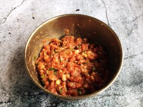 放入葱花和少许的香油，搅拌均匀备用。