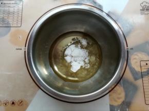 取干净的盆子，放入玉米油和白砂糖混合融化