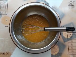 加入鸡蛋混合均匀