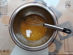 加入小苏打混合均匀