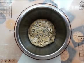 用刮刀把面团翻拌到没有干粉