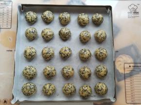 桃酥面团按照每个23克，平均分成25个