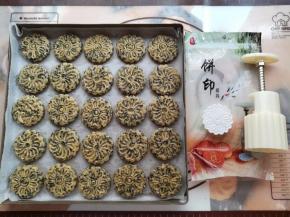 用月饼模具把芝麻桃酥面团压出花纹