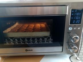 芝麻桃酥饼干放入预热好的烤箱中下层，上下火170度烤20分钟