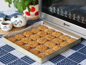 芝麻桃酥饼干烤熟后取出放凉