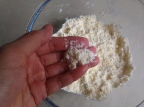 用双手搓成粗玉米粉状，怕弄脏手可以戴上一次性手套操作