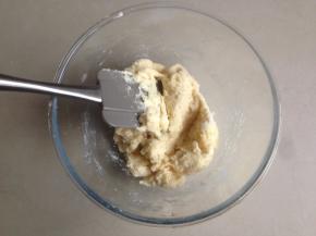 用刮刀切割混合，不见干粉即可，不用过度搅拌的，真的是省时省力