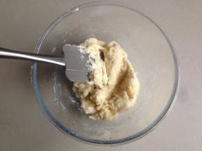 用刮刀切割混合，不见干粉即可，不用过度搅拌的，真的是省时省力