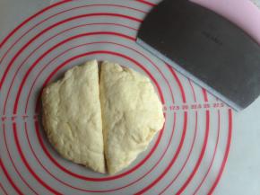 捏成团，放在案板上。压平一下，切成两份