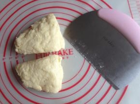 重叠放置，再切，重复3次