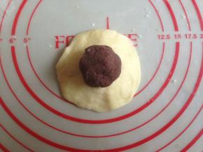 揉圆后压成圆形，放上红豆馅（提前将红豆馅分成每个15克）