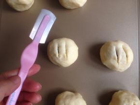 收口朝下，用割刀划出2条口子（不划也是可以的）