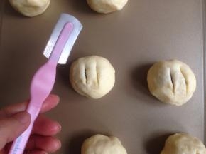 收口朝下，用割刀划出2条口子（不划也是可以的）