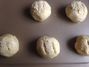 表面涂上蛋液，粘上芝麻