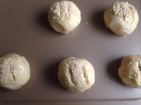 表面涂上蛋液，粘上芝麻