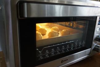 放入预热好180度的东菱K40C烤箱中下层，烘烤20分钟