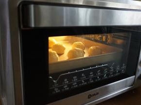 放入预热好180度的东菱K40C烤箱中下层，烘烤20分钟