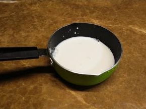 牛奶倒入奶锅里，加入20g糖（糖的量不用太多，因为咖啡条已经有甜味）