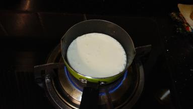牛奶小火加热到边上起小泡关火